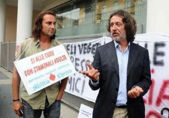 Vannoni di Stamina con un membro di Milita Christi