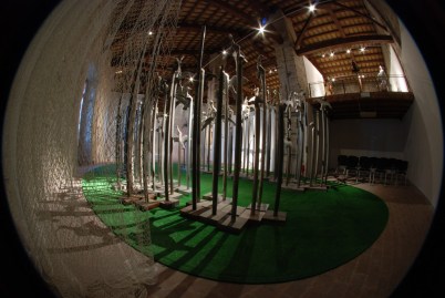 l'allestimento della mostra di Trubbiani ad Ancona